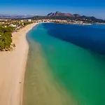 Holiday Home, 200M From Beach