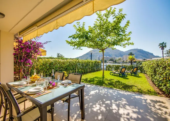 Holiday Home, 200M From Beach